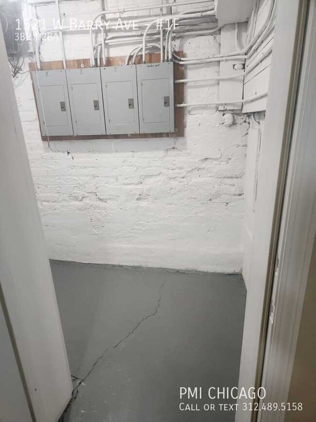 Building Photo - 1521 W Barry Ave