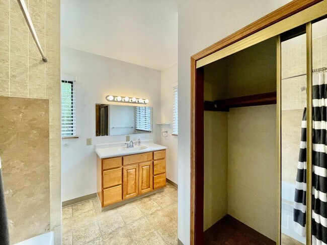 Building Photo - 2412 SE Belmont St