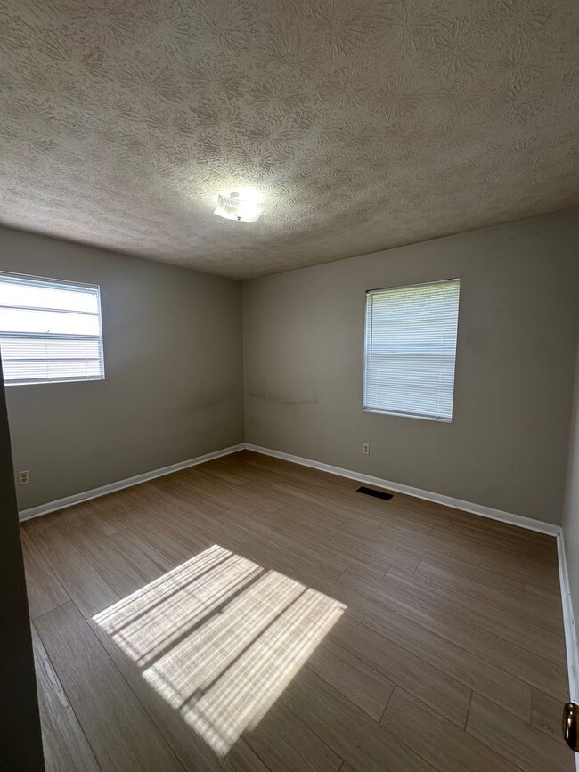Building Photo - 305 Wilson Dr SW
