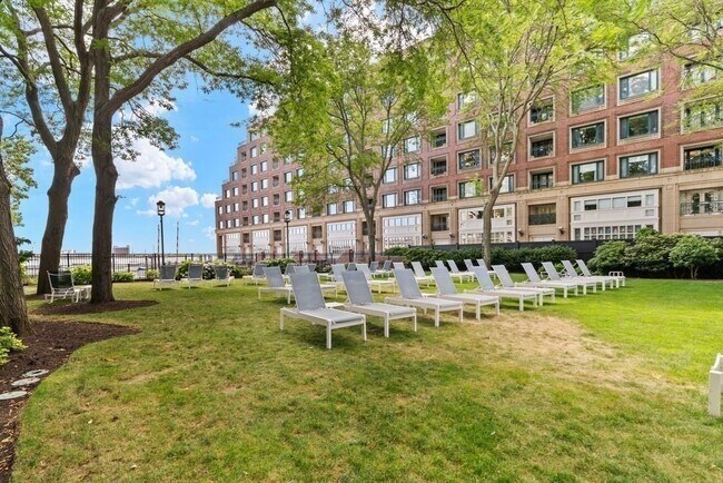 Building Photo - 65 E India Row