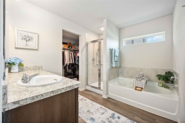 Building Photo - 10527 Meadow Saffron Dr