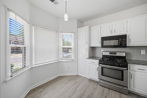 Building Photo - 748 Creekside Cres