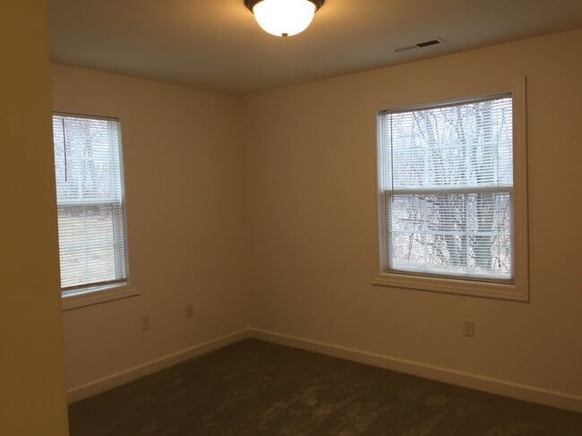 Building Photo - 2724 Hidden Dr