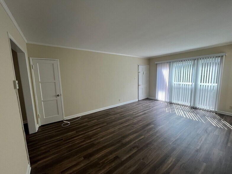 Building Photo - 132 N Maple St