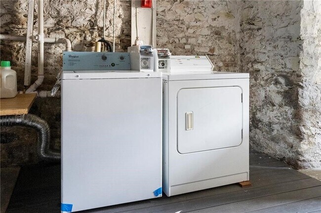 Building Photo - 109 Church St