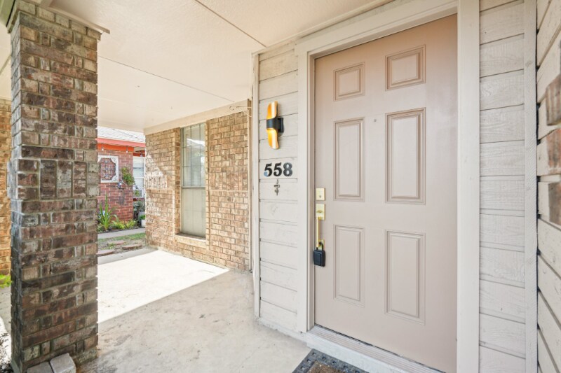 Building Photo - 558 Lee Dr