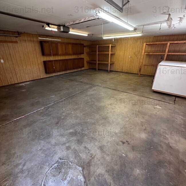 Building Photo - $1200 – 3 Bed + Bonus Room, 1 Bath | Singl...