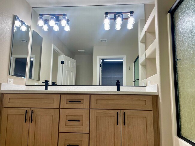 Building Photo - BEAUTIFUL SINGLE STORY HOME IN GATED COMMUNITY OF STALLION MOUNTAIN