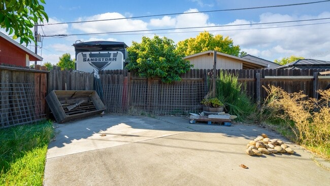 Building Photo - 3 Bedroom home in Winters