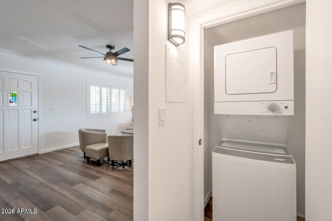 Building Photo - 721 E Montebello Ave