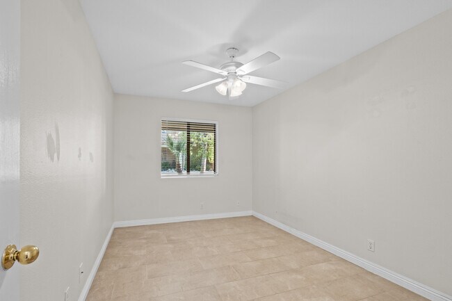 Building Photo - 424 Tava Ln