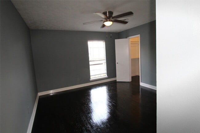 Building Photo - 409 Riverbend St