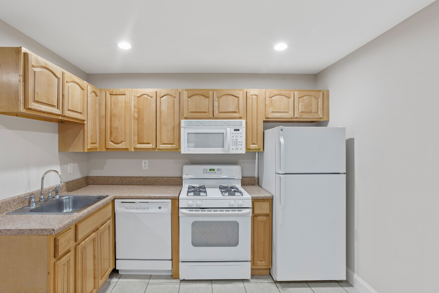 Kitchen - 554 Bloomfield Ave