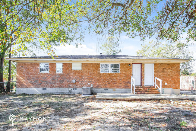 Building Photo - Lovely Three Bedroom