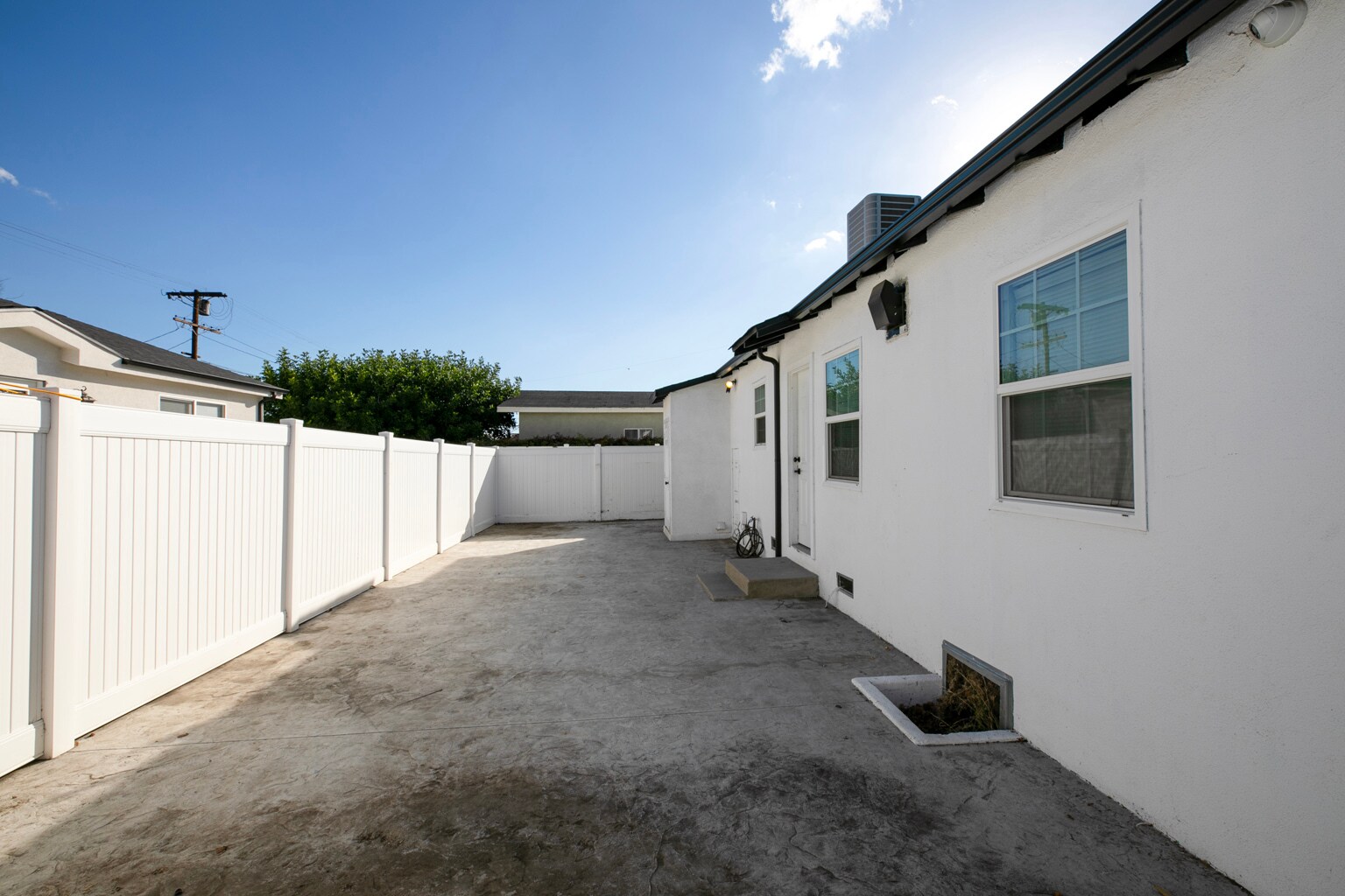 Building Photo - 7912 Vineland Ave