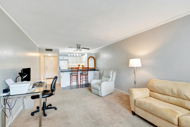 Building Photo - 1516 S Lakeside Dr