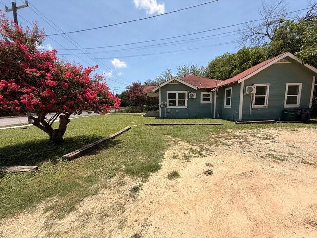 Building Photo - 1425 Quintana Rd