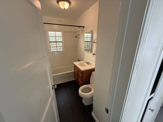 Building Photo - Beautiful 2 Bedroom Belmont Shore Apartment for Rent - Garage Parking Included!