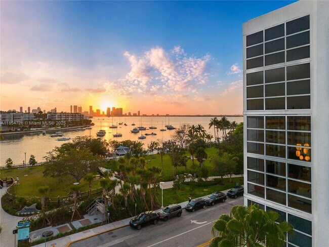 Building Photo - 1701 Sunset Harbour Dr
