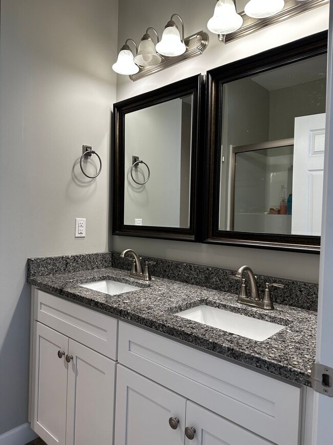 Building Photo - Spacious 3 Bedroom, 3.5bath in central Joh...