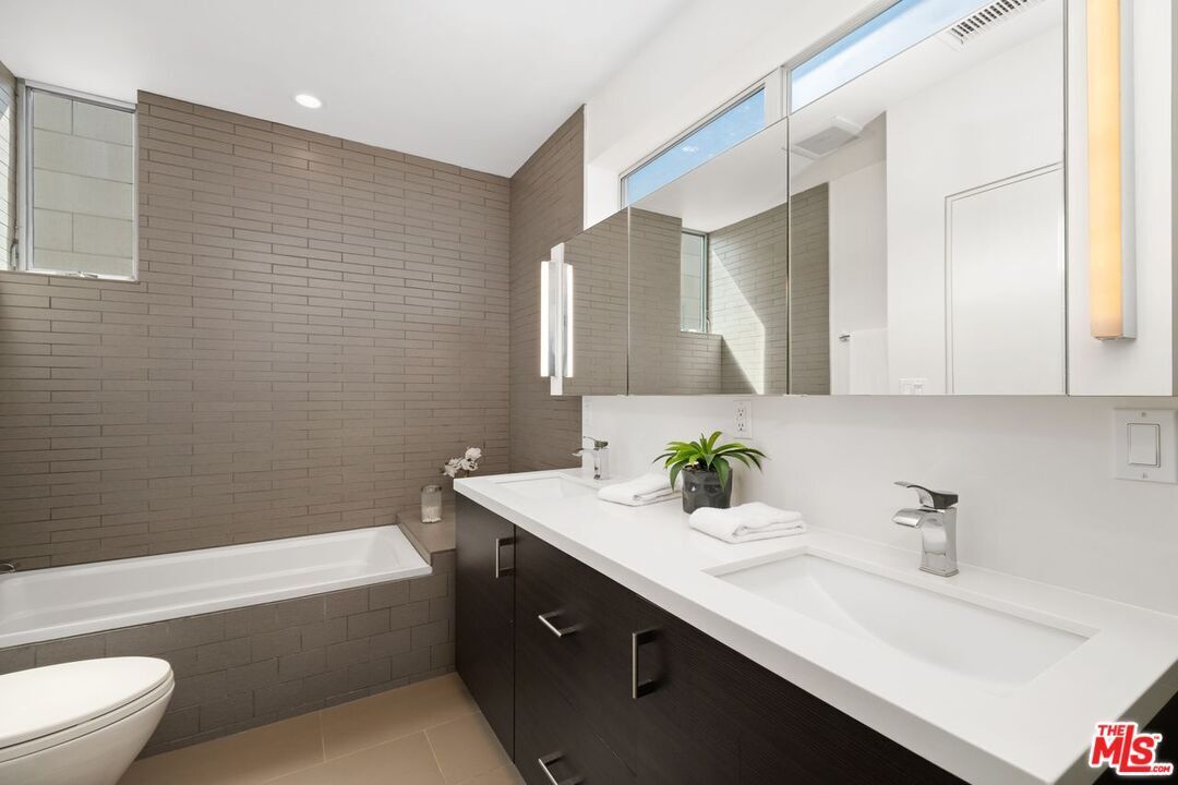 Building Photo - 742 N Hudson Ave