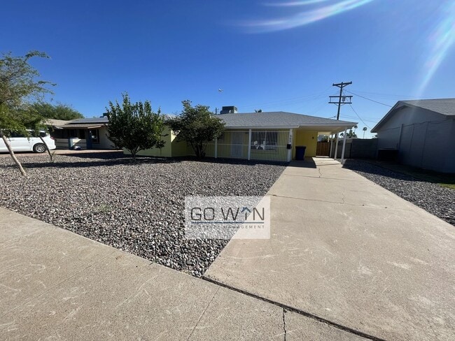 Building Photo - 4 Bed/ 2 Bath - House With Backyard!