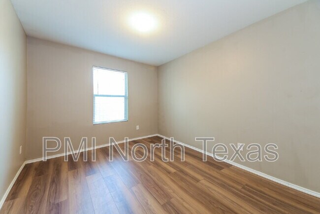 Building Photo - 9853 Fleetwood Dr