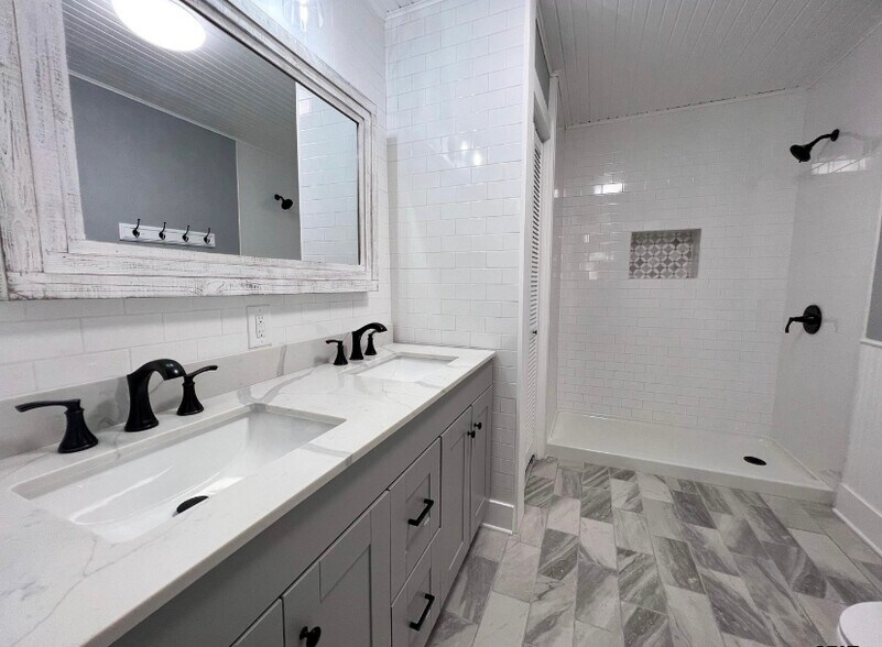 Bath 1 - 622 Holbrook St