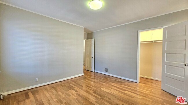 Building Photo - 1022 S Norton Ave