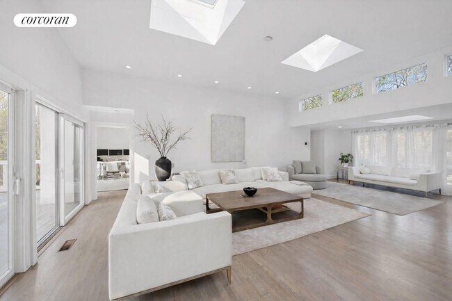 Building Photo - 3 Southwood Ln