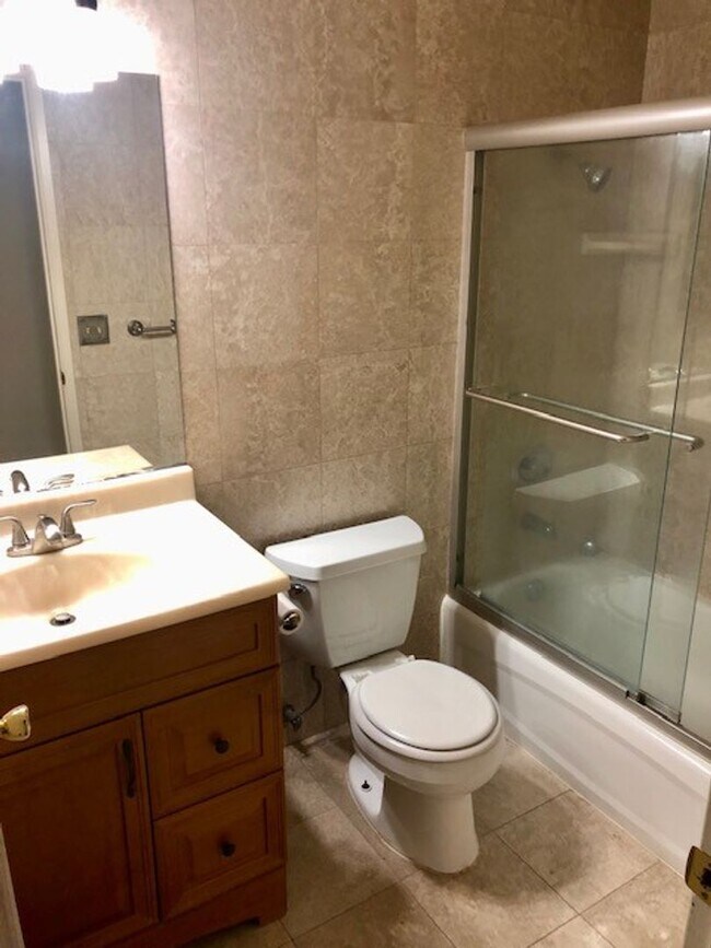 Building Photo - Cute and Sunny 3 Bedroom, 2 Bathroom Home