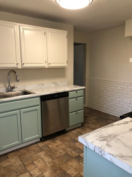 Building Photo - 7558 Woodland Ave Unit B