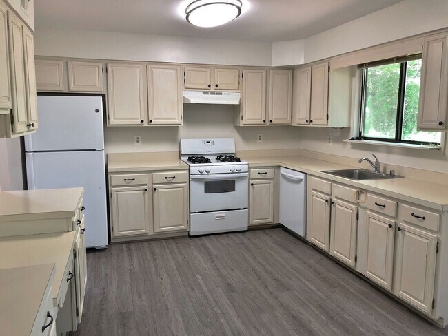 Building Photo - Spacious Potomac Beauty backs to Golf Course