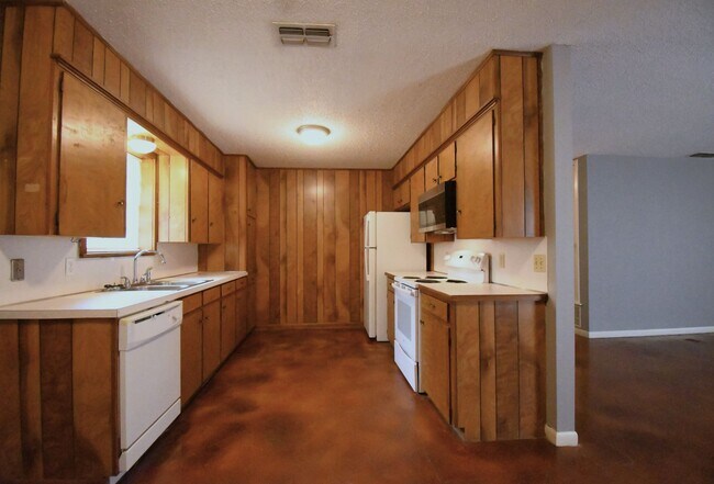 Building Photo - Charming 2 Bedroom, 1 Bath in Whitehouse ISD!