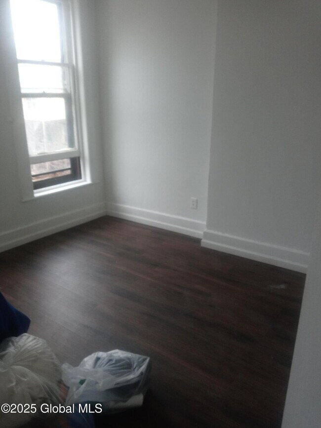 Building Photo - 423 Clinton Ave