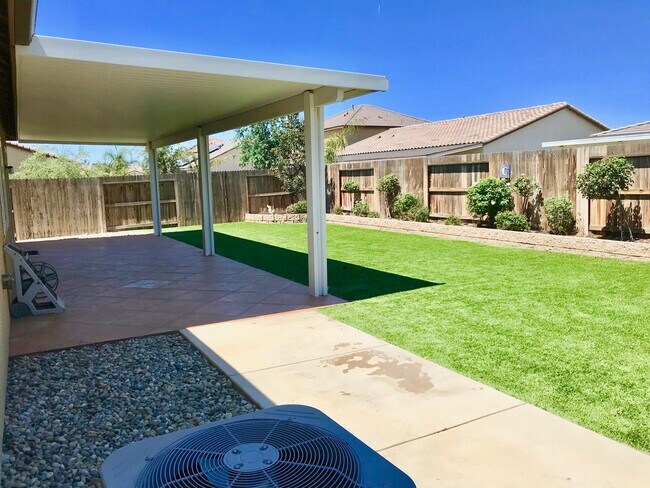 Building Photo - MUST SEE!!! Newer Home 4 bedroom 2 Bath Sp...