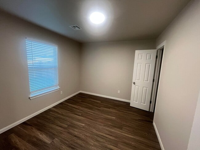 Building Photo - Stunning 3-Bedroom Home for Rent in Yukon,...