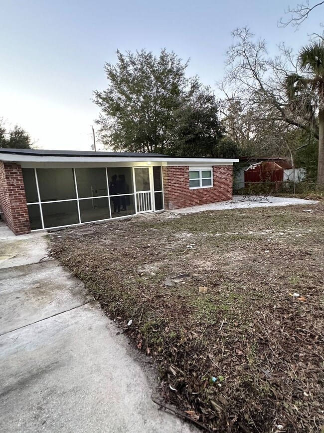 Building Photo - All Brick 4 bedroom 2 bath Northside Rental!