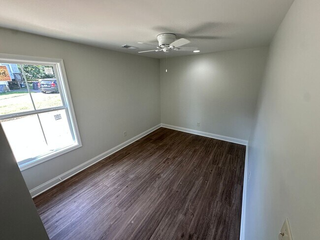 Building Photo - FOR LEASE- 1 YEAR OLD BUILT LOCATED IN THE HEART OF HARTSVILLE, TN!