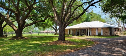 Building Photo - Brick home with 1 acre in Carencro