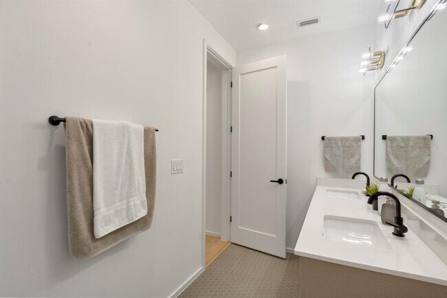 Building Photo - 2802 Oak Crest Ave