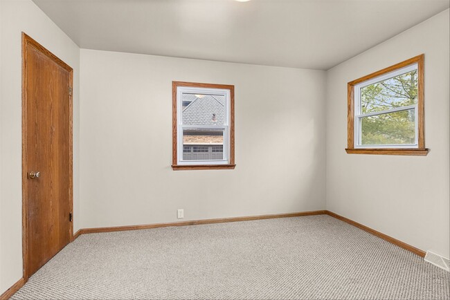 Building Photo - 5631 S Oak St