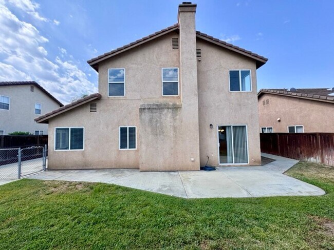 Building Photo - Spacious 4 Bedroom Home with a loft AND bo...