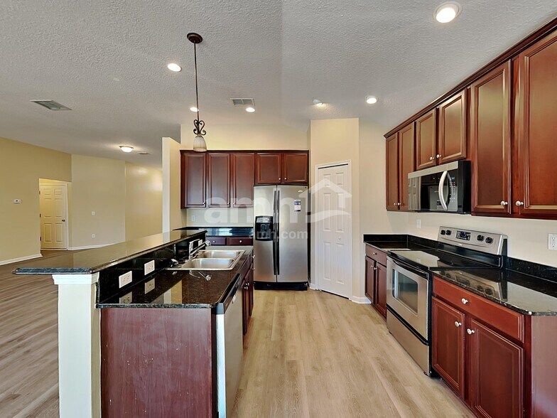 Building Photo - 612 Birchbark Trl