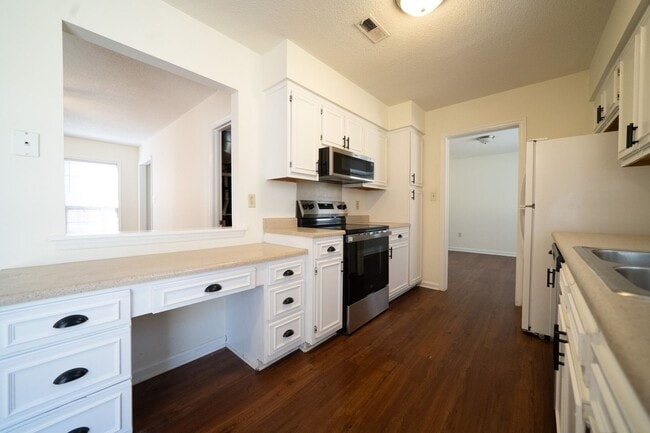 Building Photo - Two story -3 BR  2 1/2 Ba - (1/2 mo offer- See below)