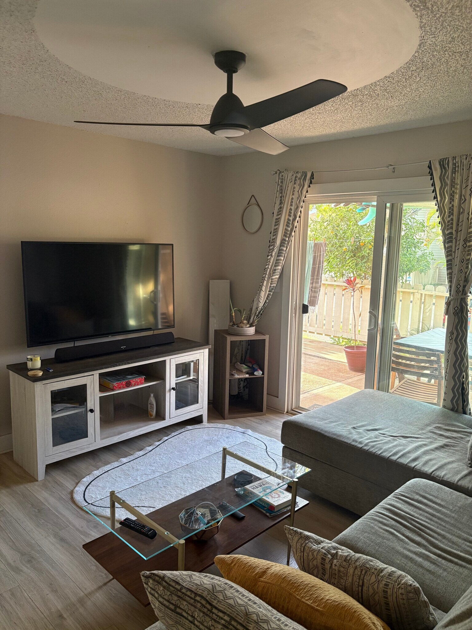 Smart TV with all popular apps and some live channels - 140 Uwapo Rd
