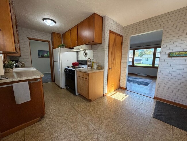 Building Photo - 3bed, 1bath home for rent in quiet Waterlo...