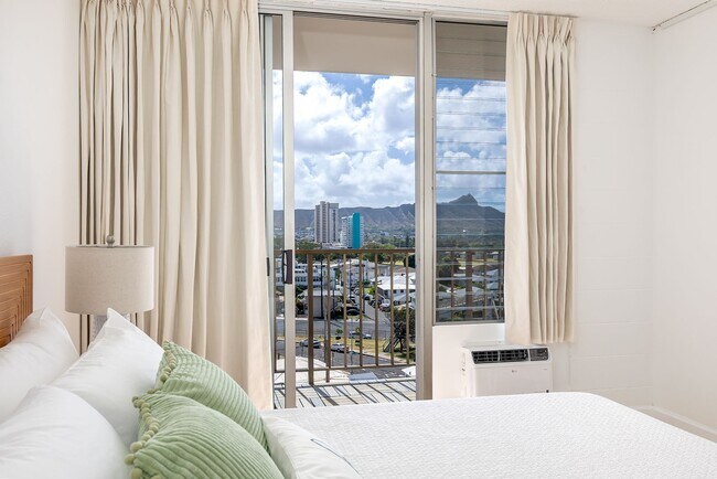 Building Photo - Beautifully Remodeled and Fully furnished 2 Bed 1.5 1 parking.  Available between March-Nov 30th