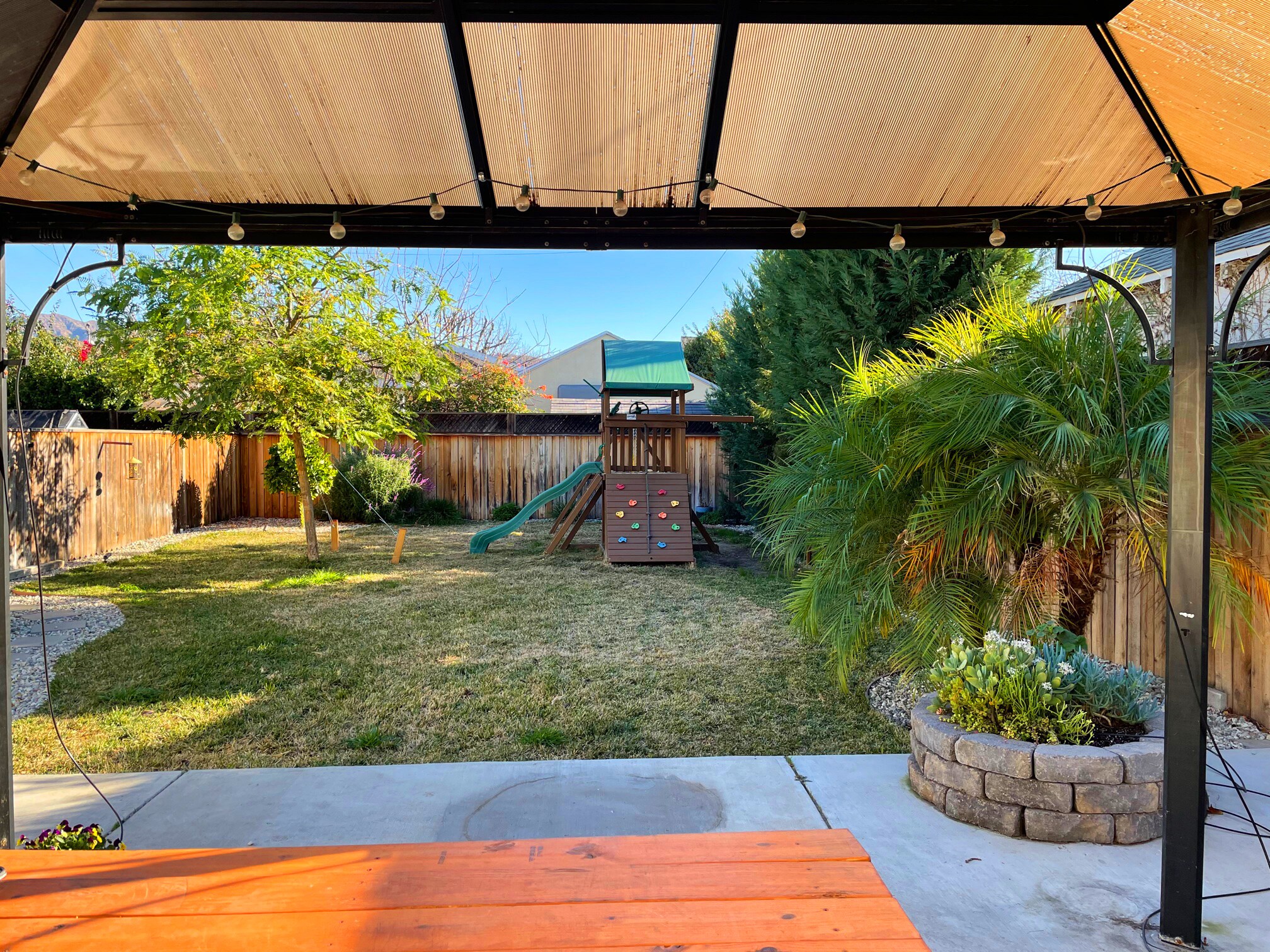 Spacious backyard, perfect for relaxing - 328 N Lincoln St