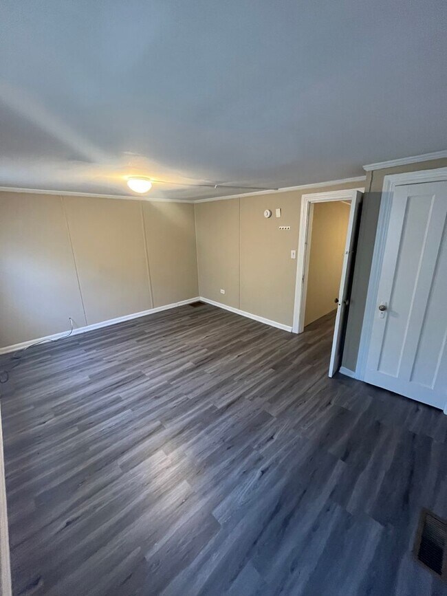 Building Photo - 235 Emming St